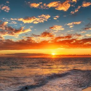 Sunset over the ocean | Best time to visit Maui